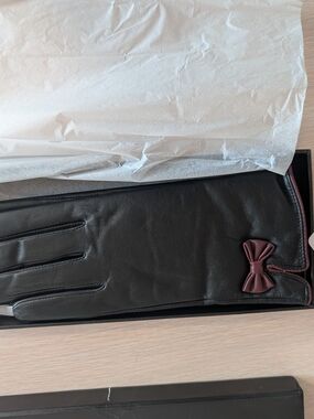 Women's Black Leather Touch Screen Gloves with Plum Trim And Bow Accent